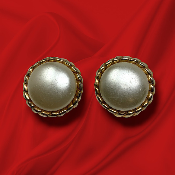 Vintage 1960's Faux Pearl Cabochon Button Earrings Clip On Runway Couture - Picture 1 of 4